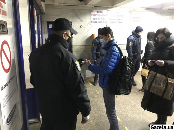 Нацполиция пропускает граждан в метрополитен только по пропускам.