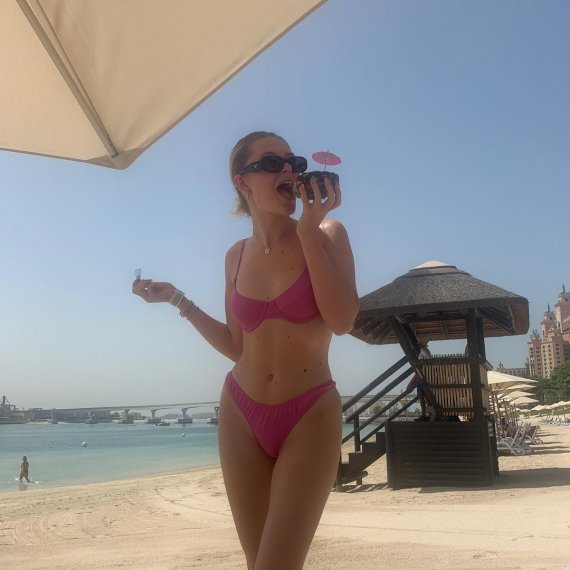Софія Кіперман   відпочиває в Дубаї,   звідки ділиться гарячими світлинами