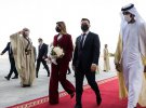 В ОАЭ первая леди с трапа самолета спустилась в бордовом костюме