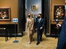 В Венском Музее истории искусств, где прошла презентация украиноязычного аудиогида, Зеленская была в деловом костюме верблюжьего цвета