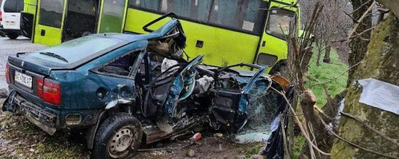 На Івано-Франківщині   Opel Vectra  зіткнувся з пасажирським автобусом.   3 скалічених, серед них - 8-річний хлопчик