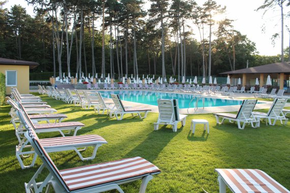 Відвідувачі профспілкового санаторію «Хмільник» мають можливість відпочивати біля басейну 