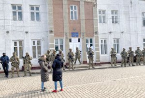 Бійці Служби безпеки України та Національної поліції 1 квітня охороняють приміщення окружної виборчої комісії №87 у місті Надвірна на Івано-Франківщині. Там приймають документи від дільничних виборчих комісій після довиборів до Верховної Ради. Силовики пояснюють — отримали анонімні повідомлення про замінування й захоплення заручників