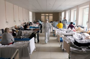 Кілька десятків хворих на коронавірус розмістили у львівському медичному коледжі через брак місця в лікарнях. У більшості областей палати відділень інтенсивної терапії переповнені
