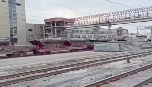 Російську військову техніку везуть залізницею з міста Тюмень у бік українського кордону 4 квітня