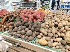 Картоплю минулорічного врожаю в супермаркетах продають по 8–14 гривень за кілограм. Привезену з Єгипту молоду пропонують по 18–23