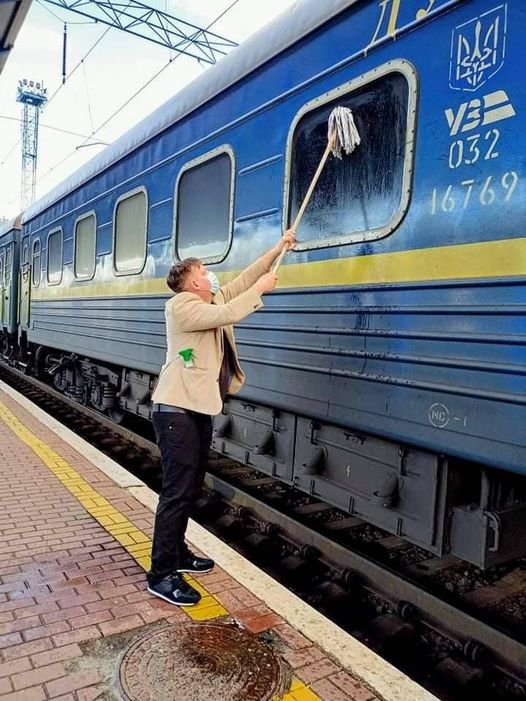 Пассажир поезда "Укрзализныци" с сообщением Измаил - Киев, датчанин Йоханнес Вамберг Андерсен вынужден был купить швабру и моющее средство, чтобы очистить окно своего вагона