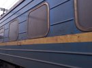 Пассажир поезда "Укрзализныци" с сообщением Измаил - Киев, датчанин Йоханнес Вамберг Андерсен вынужден был купить швабру и моющее средство, чтобы очистить окно своего вагона