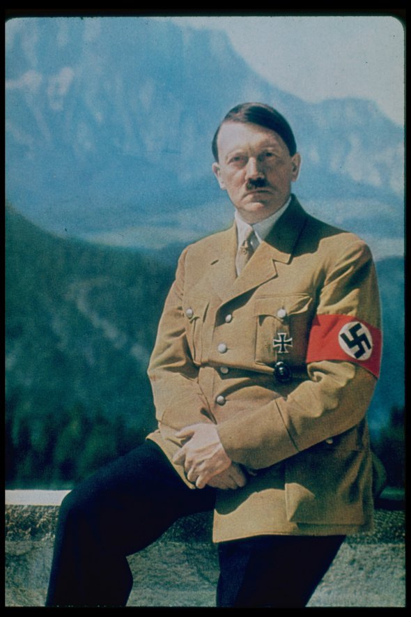 Адольф Гитлер совершил самоубийство 30 апреля примерно в 15:10