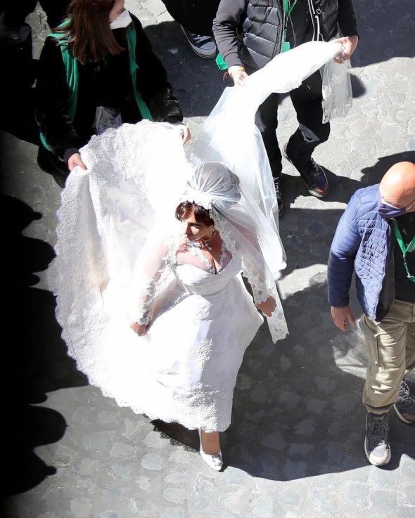 Леди Гага появилась в длинной свадебном платье