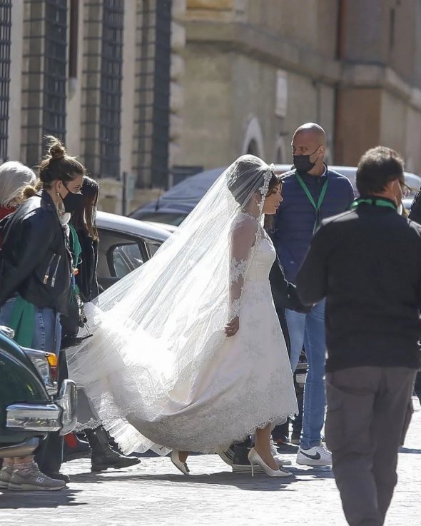 Леді Гага з'явилася у довгій весільній сукні