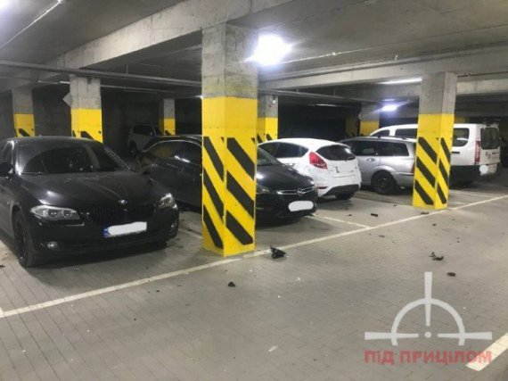 В Луцке мужчина проник в подземный паркинг элитного ЖК и разбил десяток припаркованных автомобилей