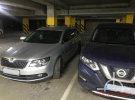 В Луцке мужчина проник в подземный паркинг элитного ЖК и разбил десяток припаркованных автомобилей