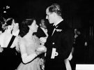 Принцеса Елізабет танцювє зі своїм нареченим, лейтенантом Філіпом Маунтбаттеном під час балу у Шотландії