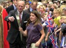 Герцог Единбурзький направляє молоду дівчину через бар'єри, щоб передати квіти королеві під час прогулянки в Йорку.