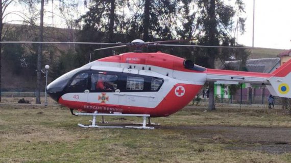 В Україні вперше вертоліт доставив пацієнтку до лікарні. Фото: Facebook