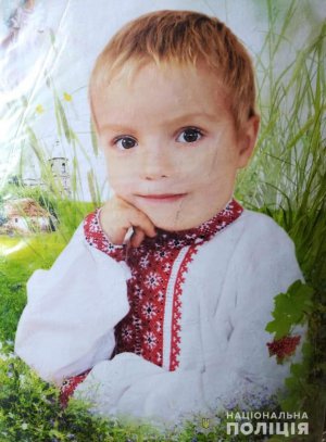 7-летний Матвей из села Холонов на Волыни 15 ч бродил по болотам. Его нашли полицейские. Был обессилен