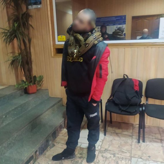 В Киеве сотрудники патрульной полиции задержали пьяного мужчину с двумя змеями на шее