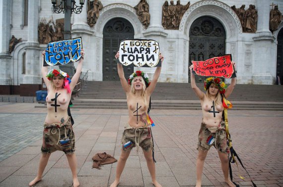 Активистки Femen разделись в храм Христа Спасителя в центре Москвы и развернулы плакаты с лозунгом "Боже, царя гони!. (Декабрь 2011 года)