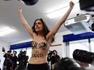На виборах в Італії оголена учасниця Femen влаштувала акцію, вистрибнувши перед колишнім прем'єр-міністром Берлусконі з вигуком "Час сплив". 4 березня 2018 року