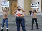 Femen провели в Минске акцию против президента Александра Лукашенко. По сообщениям активисток, после акции их задержали сотрудники КГБ и издевались над ними всю ночь. Декабрь 2011 года