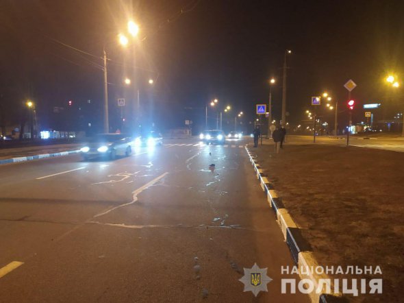 В Харькове водитель насмерть сбил полицейского, который перебегал дорогу на красный свет