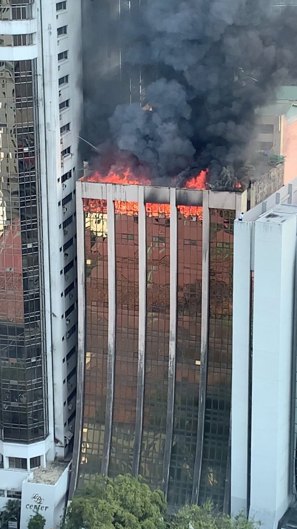 Пожар на верхних этажах коммерческого здания в Макати, Филиппины.