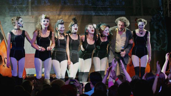 Документальна стрічка "Рози. Фільм-кабаре" розповідає про артисток фрік-кабаре Dakh Daughters. Прем'єра відбулася в рамках національного конкурсу цьогорічного кінофестивалю Docudays UA