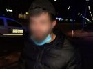 В Киеве таксист и его знакомые отобрали у пассажира деньги. Патрульные по горячим следам задержали вероятных грабителей