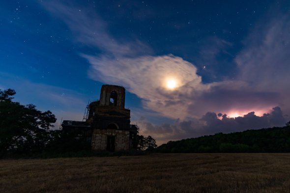 Руины Благовещенской церкви в селе Федоровка Полтавской области. Полнолуние и вспышка молнии в облаках