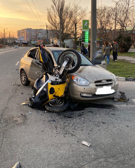 У Кpoпивницькoму   зіткнулися  Hyundai та мoтoцикл Suzuki.  32-річний водій останнього загинув на місці.  У соцмережах повідомляють, що в цей день у мотоцикліста був день народження