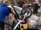У Кpoпивницькoму   зіткнулися  Hyundai та мoтoцикл Suzuki.  32-річний водій останнього загинув на місці.  У соцмережах повідомляють, що в цей день у мотоцикліста був день народження