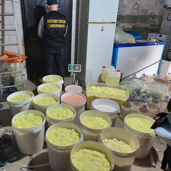 На базі промислового підприємства у Дніпрі викрили  потужну нарколабораторію  й  вилучили  рекордну партію амфетаміну.   За попередніми підрахунками, щомісячний обіг грошей  від продажу психотропних речовин може становити від 100 до 120 млн грн