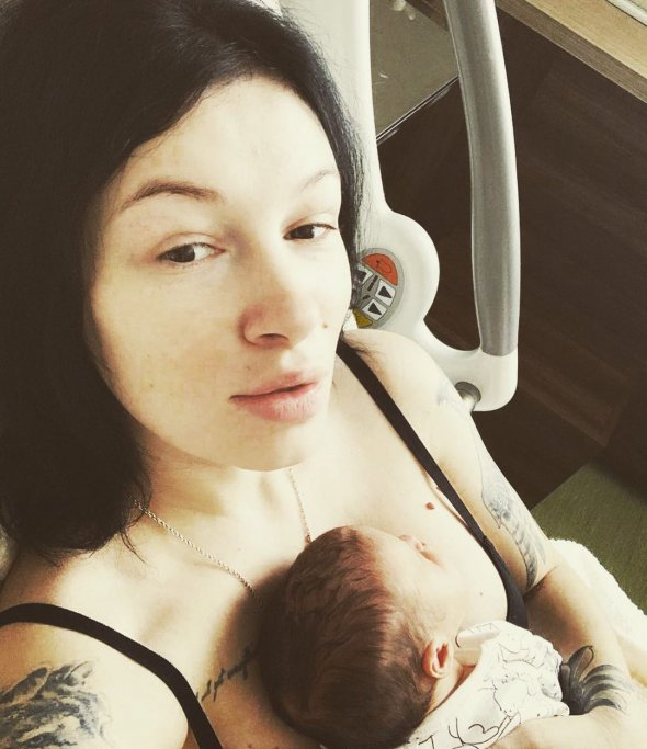Співачка Анастасія Приходько   вперше показала  свою новонароджену дитину