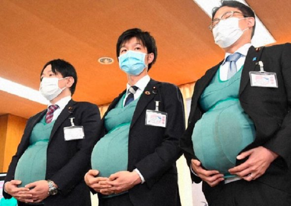 У Японії троє чиновників переодягнулися у вагітних