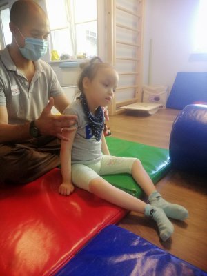 5-летняя Виктория Четвертак из Запорожья имеет эпилептическую энцефалопатию, синдром Веста, тяжелую форму эпилепсии. На очередной курс реабилитации нужно 50 тыс.грн.
