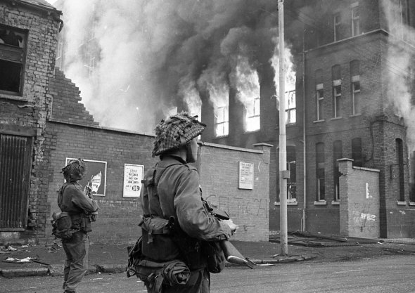 Британські військові патрулюють вулиці міста Деррі після бою з республіканцями 1969-го