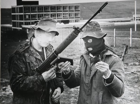 Бойцы ИРА упражняются с оружием, 1972