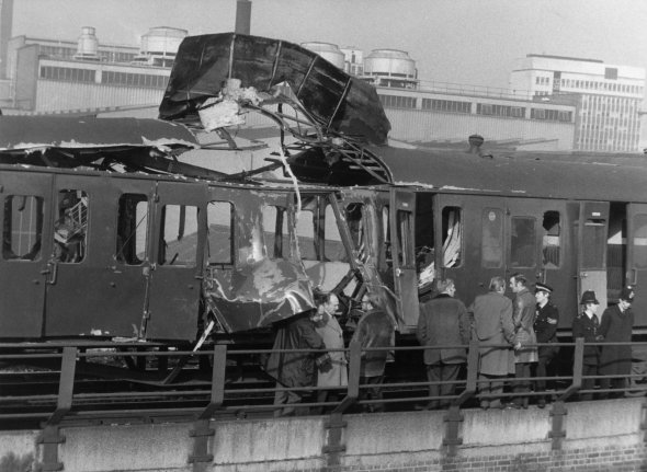 4 марта 1976 полиция осматривает место взрыва пригородного поезда на станции Кэннон-стрит в Лондоне после нападения ИРА