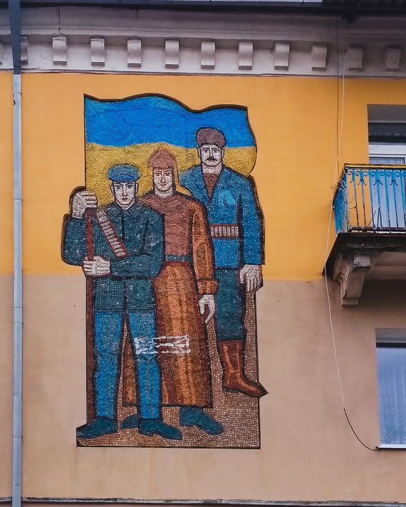 У міській раді Нововолинська планують демонтувати панно із українським прапором