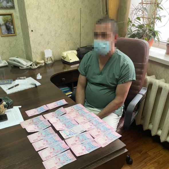 У Києві завідувача патологоанатомічним відділенням та лікаря затримали  на вимаганні коштів при видачі тіла померлої від коронавірусу. З'ясувалося, побори з родичів померлих були систематичними