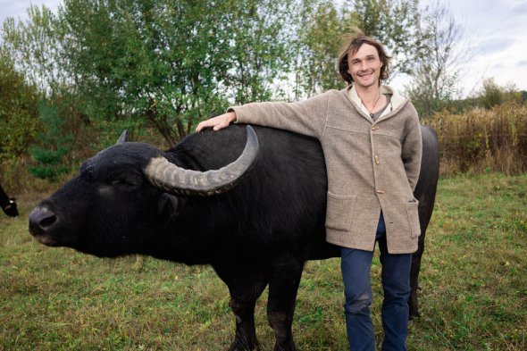 Стрічка "Май далеко – май добре" розповідає про німця Мішеля, що приїхав до України розводити буйволів і жити подалі від гамору великих міст