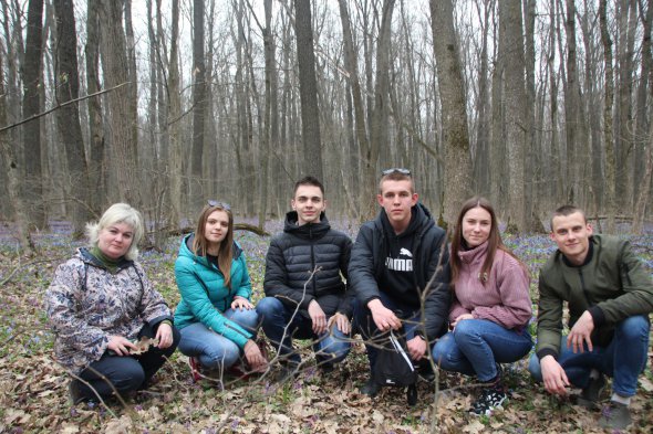 Наталья Смоляр (слева) со студентами Полтавской политехники не экскурсии в весеннем лесу