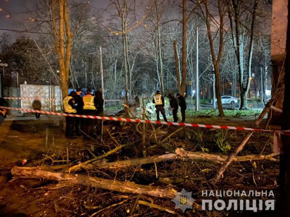 В результате аварии на Люстдорфрський дороге Одессе погибли 2 человека. Предварительно, водитель автомобиля Ford не справился с управлением и въехал в дерев