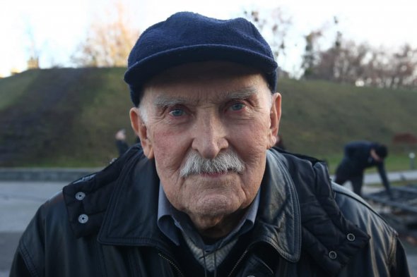 Николай Онищенко пережил геноцид 1932-1933 годов в селе Роза, что в Бердянской области, во время Второй мировой войны попал в Германию как остарбайтер, позже в Польшу - как узник пересыльного пункта