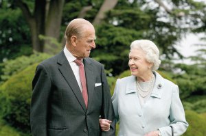Британську королеву Єлизавету II чоловік принц Філіп супроводжував на всіх офіційних заходах. Після 2017-го майже не показувався на публіці