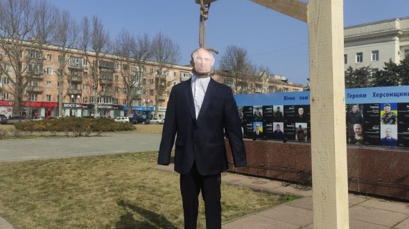 На седьмую годовщину оккупации Крыма херсонские активисты "повесили" Путина