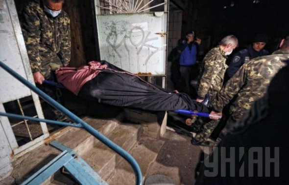 Всю ночь после убийства милиционеры опрашивали жителей дома, где убили Олега Калашникова. Только на утро позволили отмыть кровь на этаже