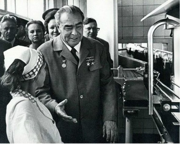 Леонид Брежнев осматривает линию по производству "Пепси-колы"