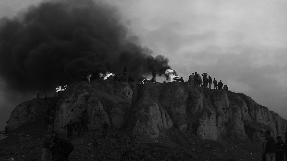 "Кіно веде глядачів потужною та візуально захопливою подорожжю крізь нескінченний людський цикл війни та миру. Стежить за життям Андрія Сулеймана, який намагається забезпечити собі стале майбутнє, водночас працюючи з жертвами збройних конфліктів. Існування героя ніби обрамлене вічним потоком життя і смерті", - йдеться в анонсі стрічки "Цей дощ ніколи не скінчиться"